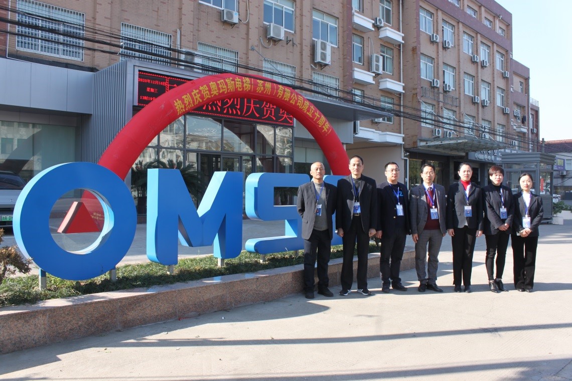 工作10年的奧瑪斯員工合影留念